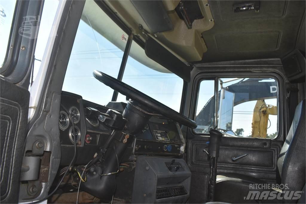 Mack RD690S 傾卸式卡車
