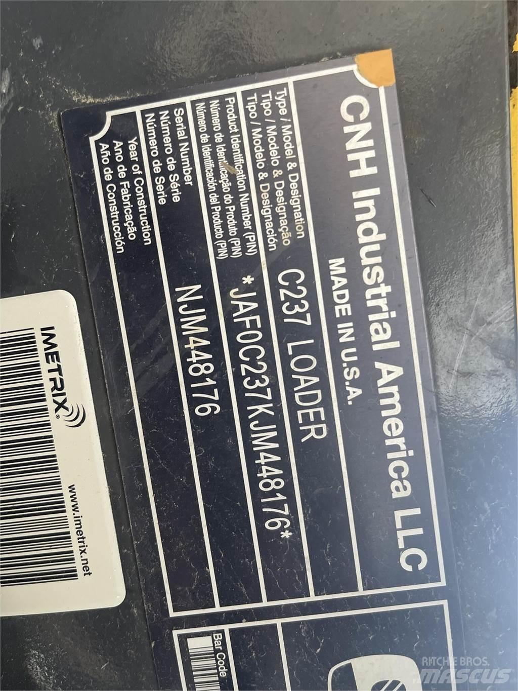 New Holland C237 滑移轉向裝載機