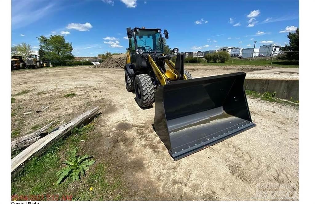 New Holland W80C 輪胎式裝載機
