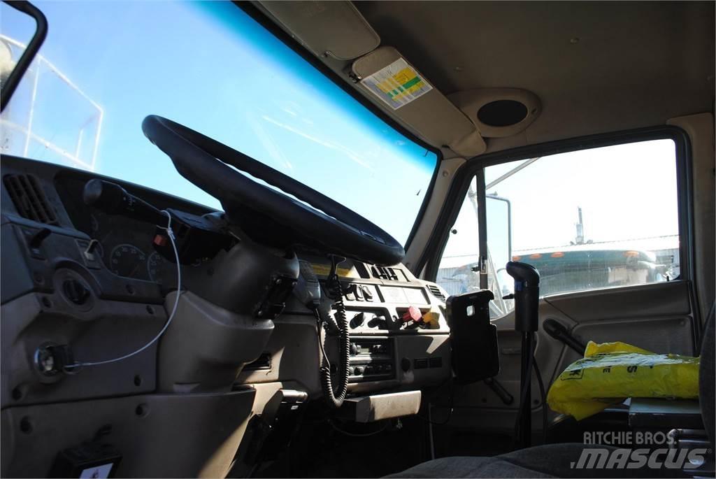 Sterling L8500 起重機卡車