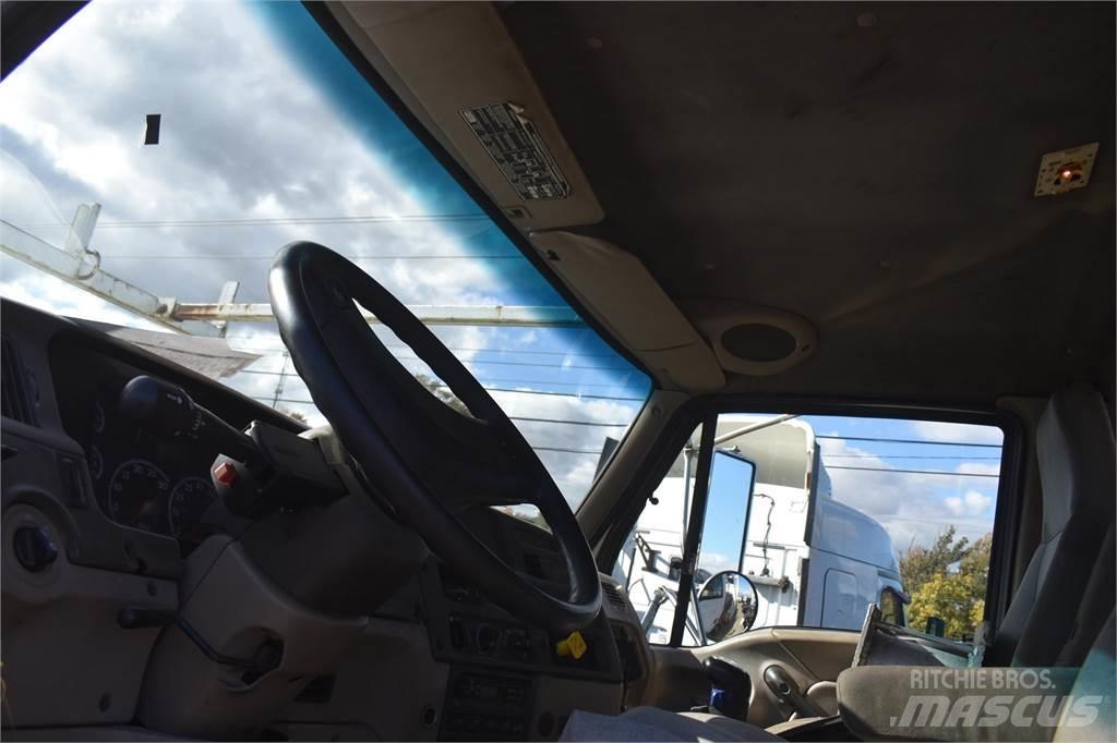 Sterling L8500 起重機卡車