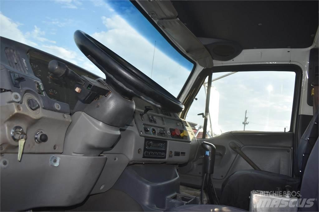 Sterling LT9500 起重機卡車