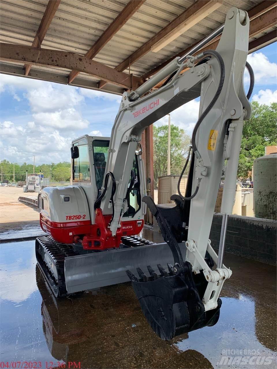 Takeuchi TB250-2 小型挖土機/掘鑿機<7t(小型挖掘機)