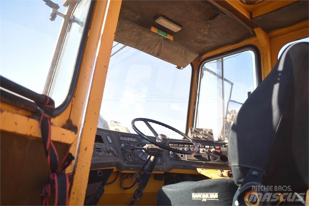Volvo A25 鉸接式起吊車