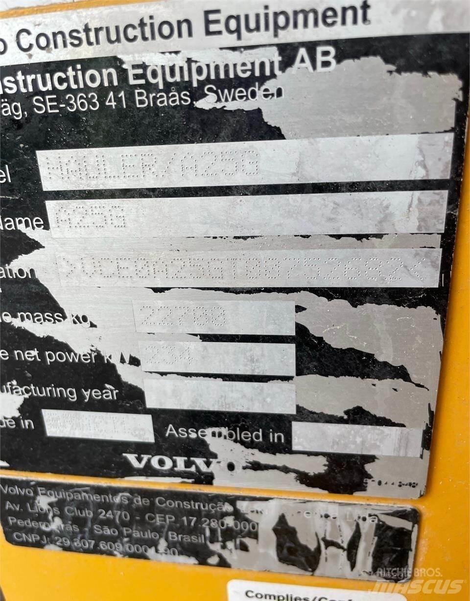 Volvo A25G 鉸接式起吊車