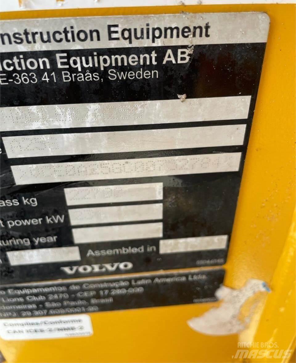 Volvo A25G 鉸接式起吊車