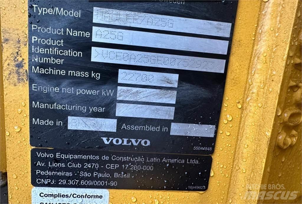 Volvo A25G 鉸接式起吊車