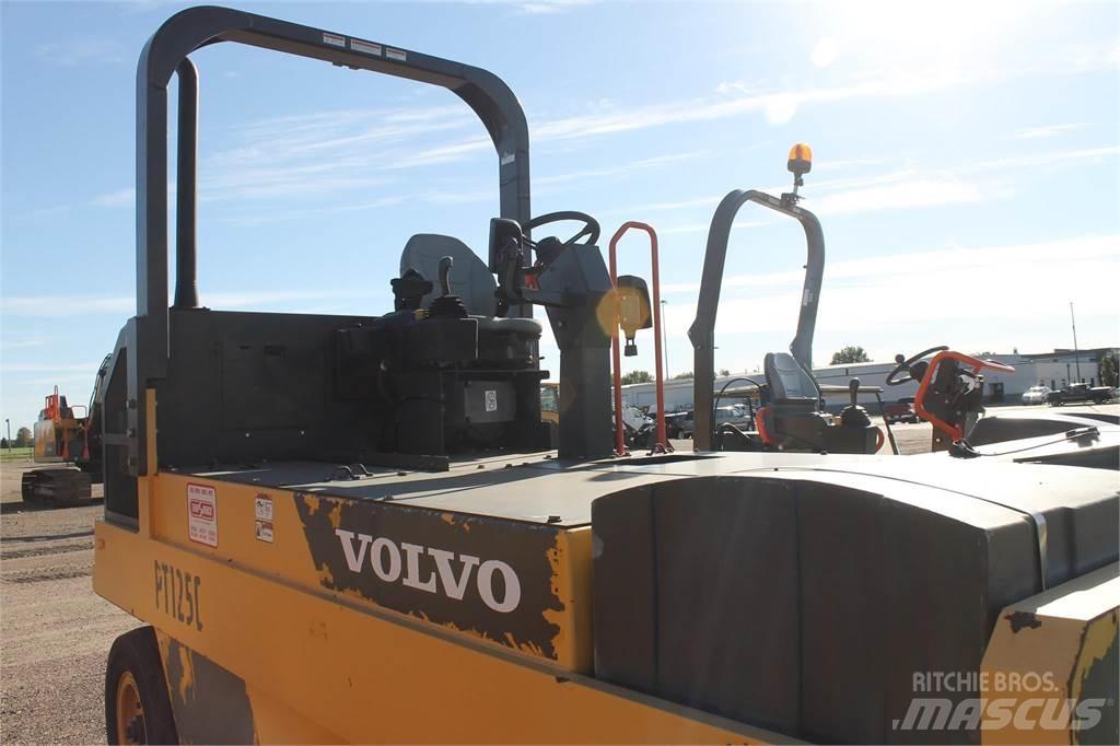 Volvo PT125C 膠輪滾壓機