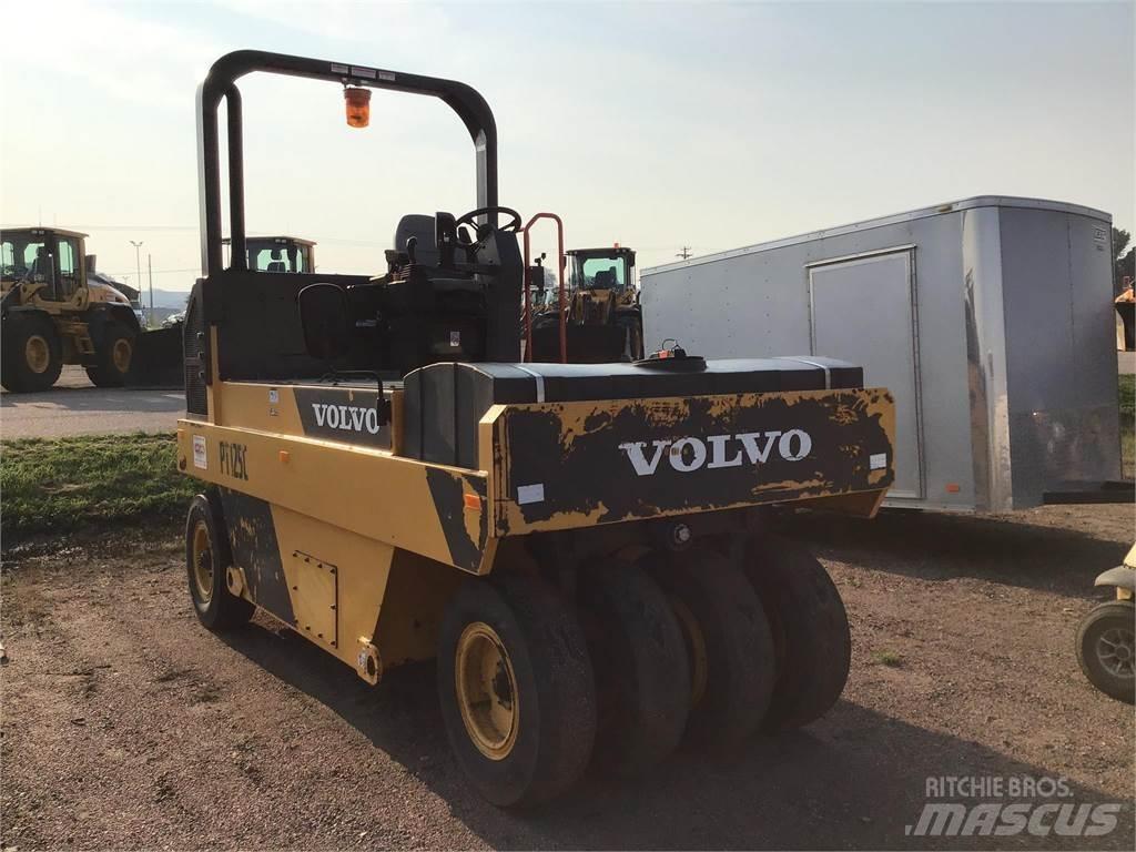 Volvo PT125C 膠輪滾壓機