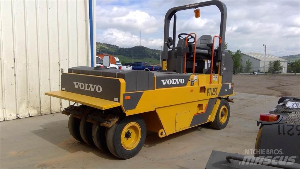 Volvo PT125C 膠輪滾壓機