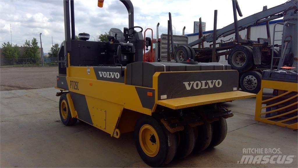 Volvo PT125C 膠輪滾壓機