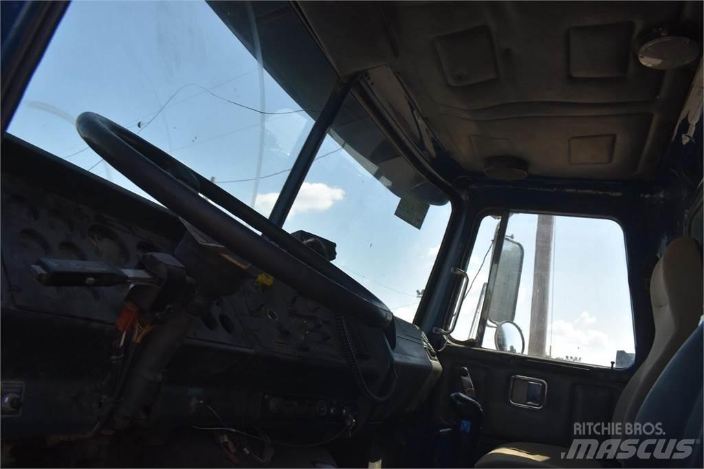 Volvo WG64T 傾卸式卡車