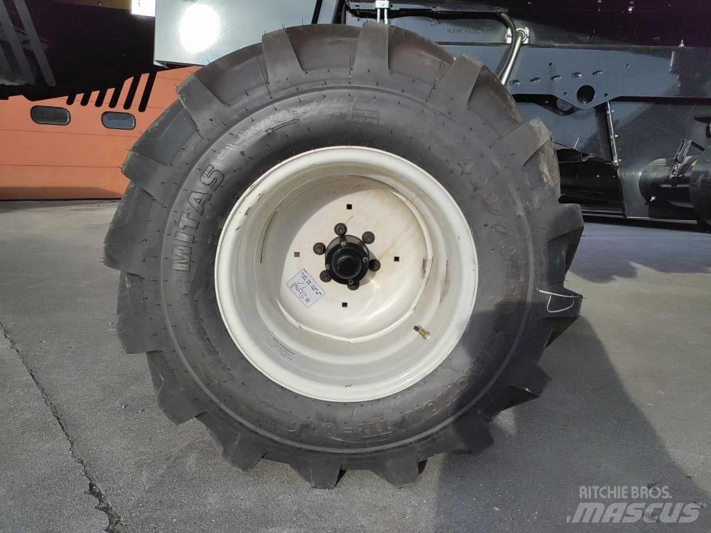 New Holland TC 5.90 聯合收穫機