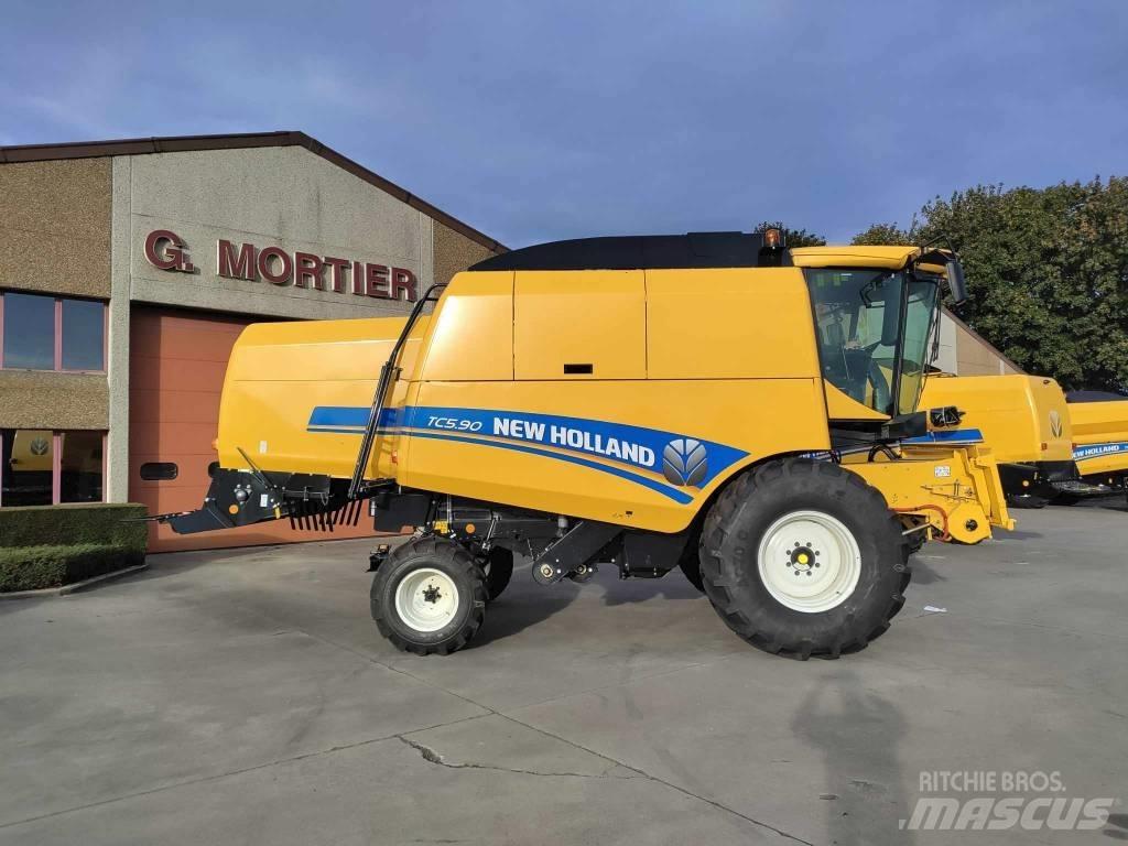 New Holland TC 5.90 聯合收穫機