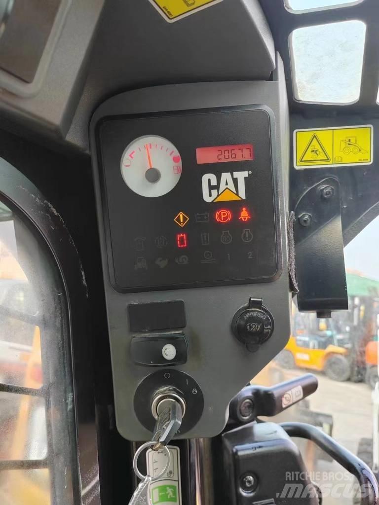 CAT 246 C 滑移轉向裝載機