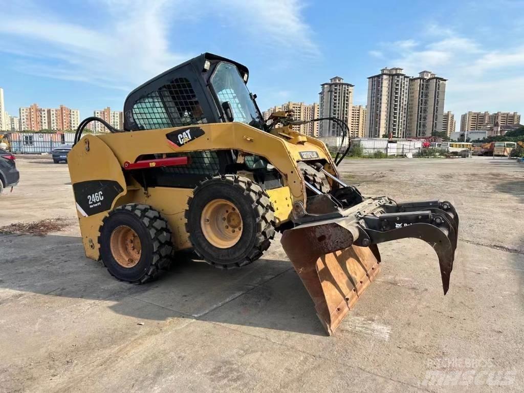 CAT 246 C 滑移轉向裝載機
