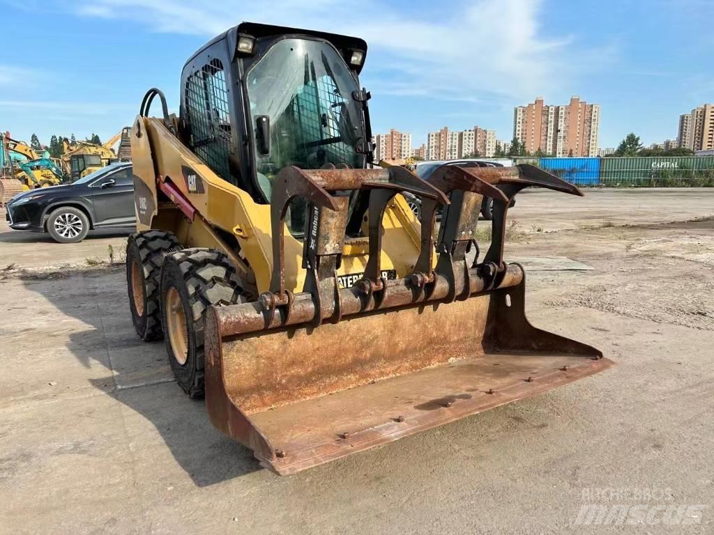 CAT 246 C 滑移轉向裝載機