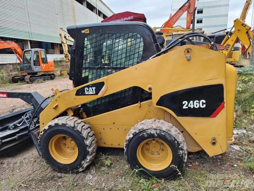 CAT 246C 滑移轉向裝載機