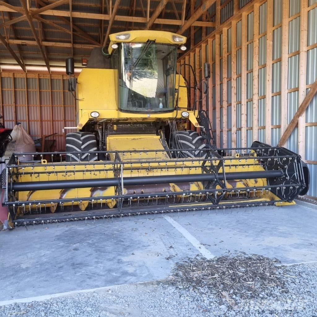 New Holland TC 5070 聯合收穫機