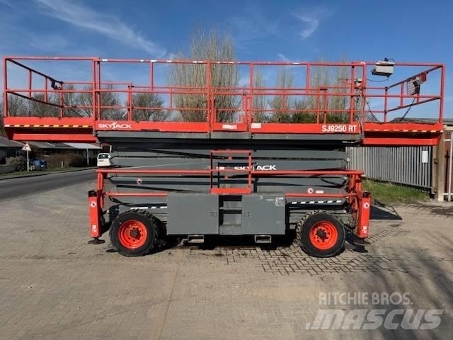 SkyJack SJ 9250 RT 剪式升降機