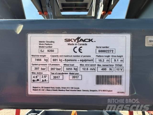 SkyJack SJ 9250 RT 剪式升降機