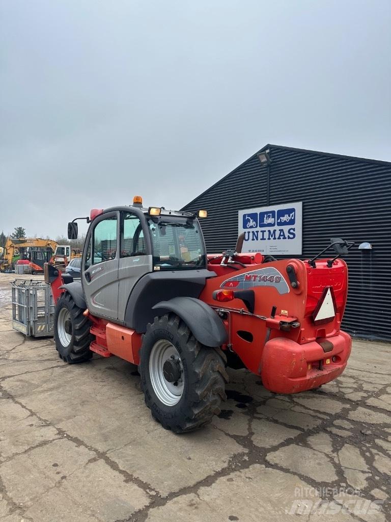 Manitou MT1440 伸縮臂操作車