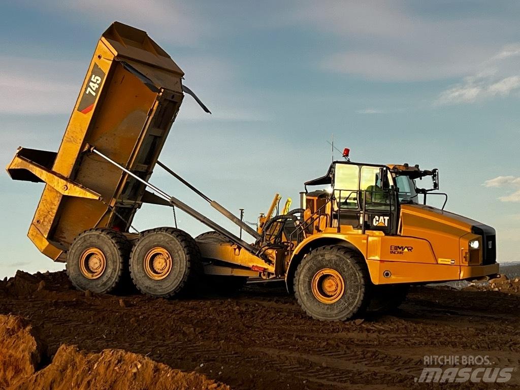 CAT 745 鉸接式起吊車