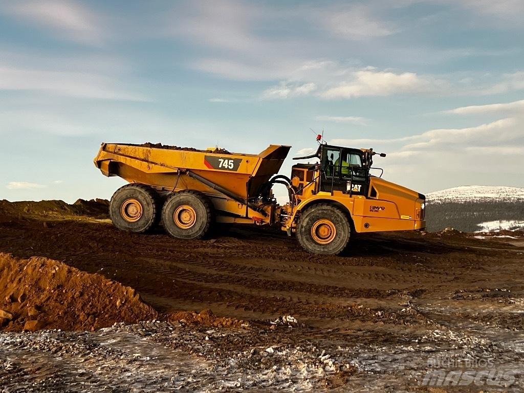 CAT 745 鉸接式起吊車