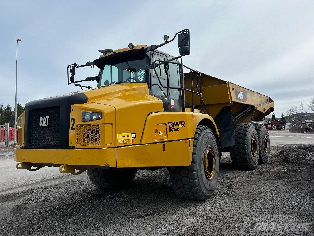 CAT 745 鉸接式起吊車