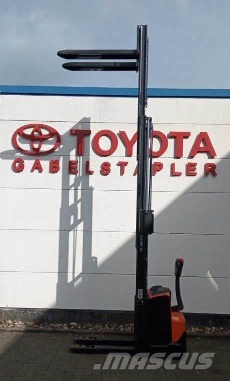 Toyota SWE120L 行走控制式堆積機