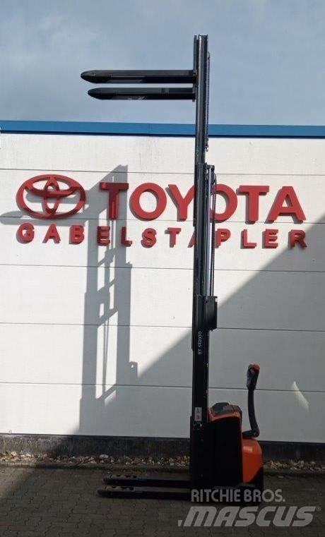 Toyota SWE120L 行走控制式堆積機