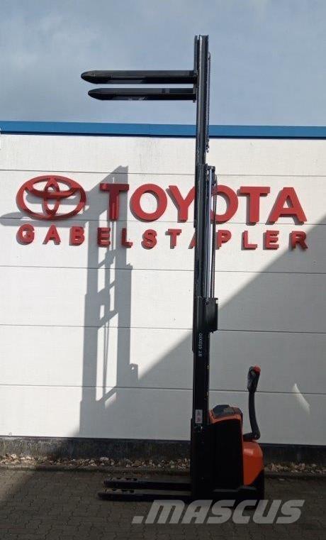 Toyota SWE120L 自走式堆積機