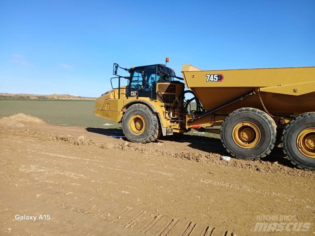 CAT 745 鉸接式起吊車