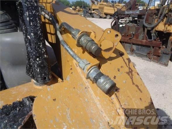 CAT 252B3 滑移轉向裝載機