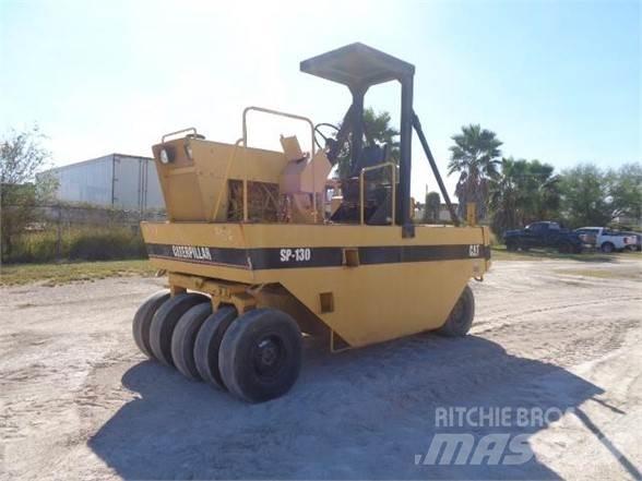 CAT PS-130 膠輪滾壓機
