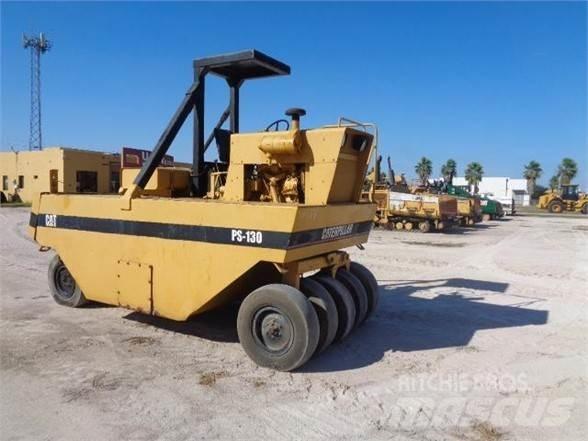 CAT PS-130 膠輪滾壓機