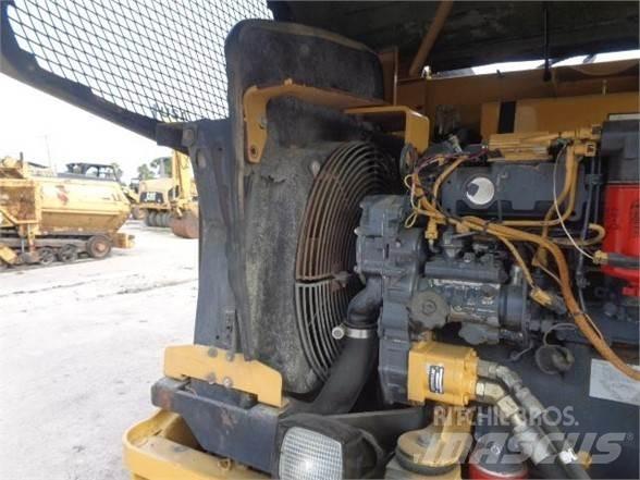 CAT PS-150C 膠輪滾壓機