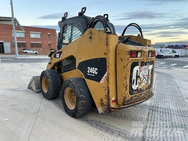 CAT 246 C 滑移轉向裝載機