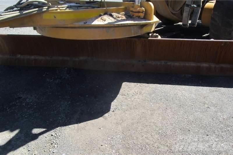 CAT 140K 平土機