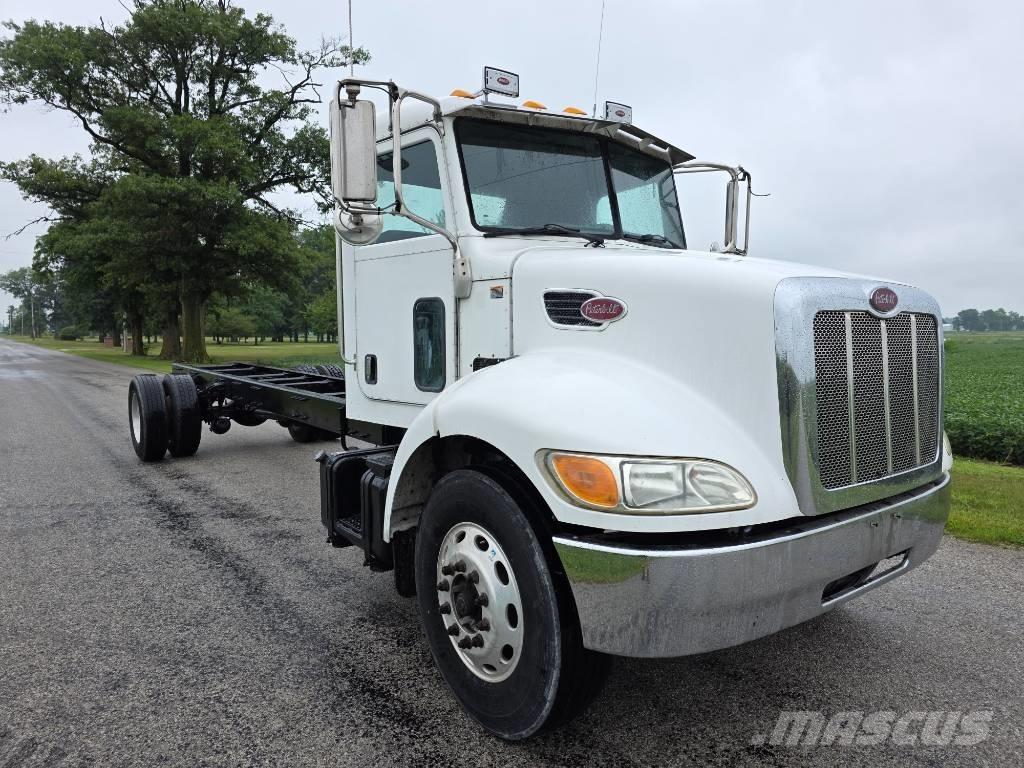 Peterbilt 335 商用底盤車