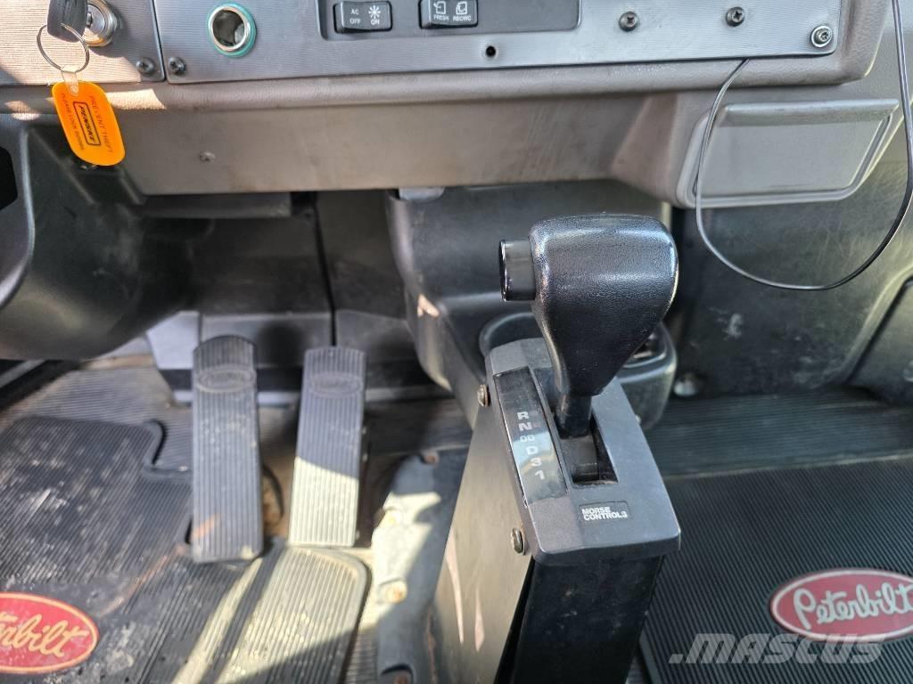 Peterbilt 335 商用底盤車