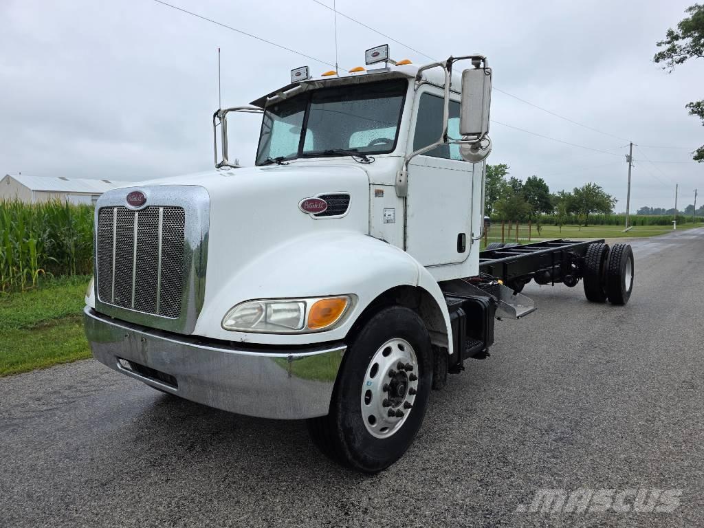 Peterbilt 335 商用底盤車
