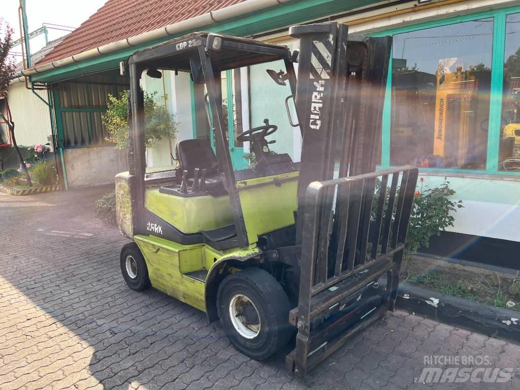 Clark CDP 25 V-4169 柴油卡車