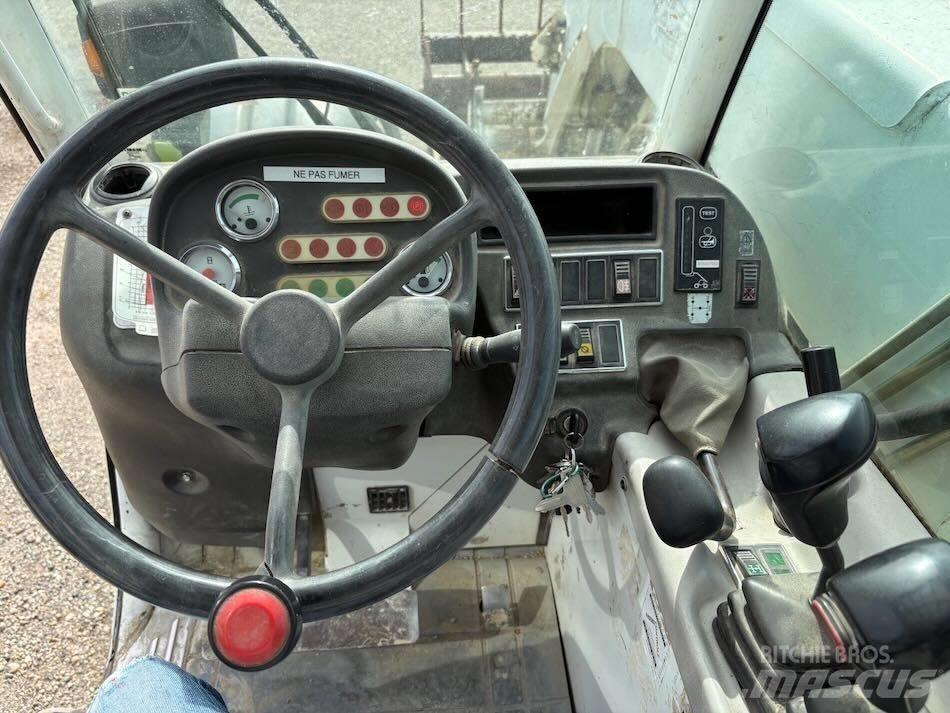 Manitou MT 732 伸縮臂操作車