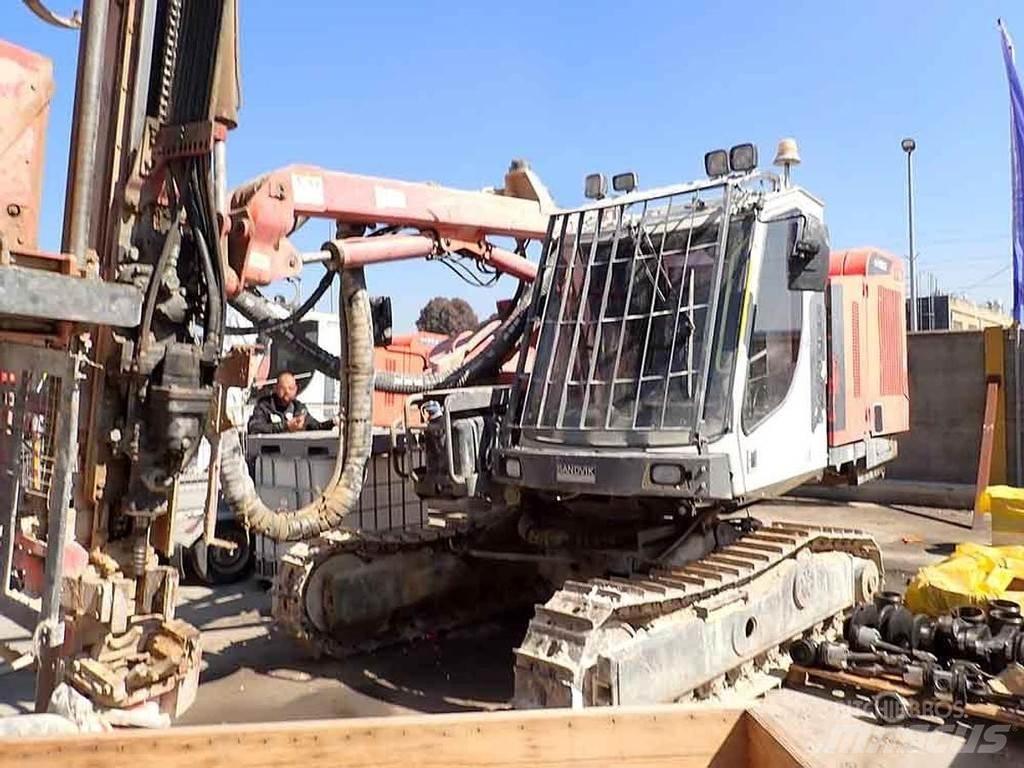 Sandvik DX800 鑽孔機