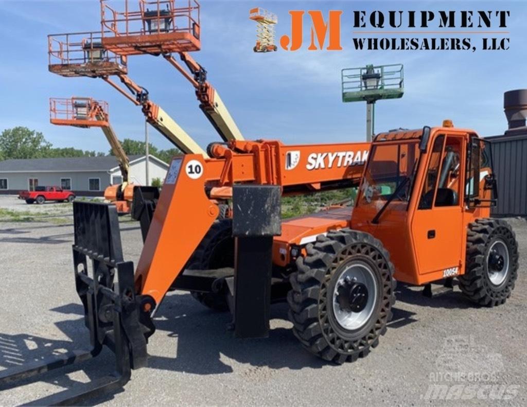 SkyTrak 10054 伸縮臂操作車