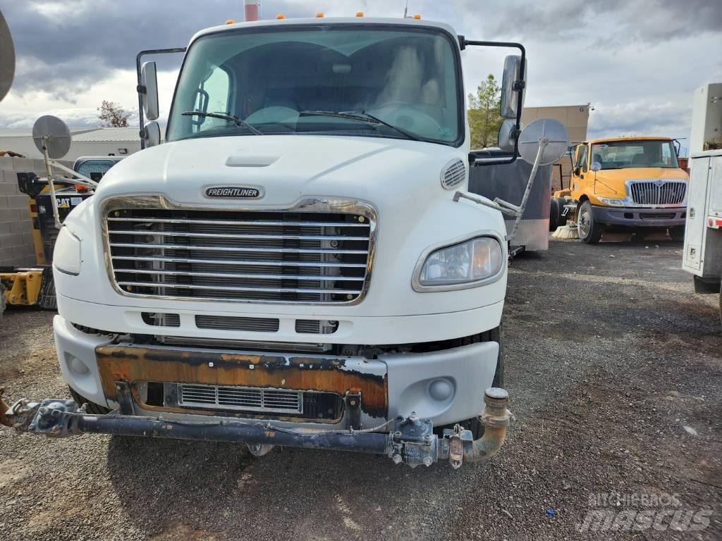 Freightliner M2-106 水車