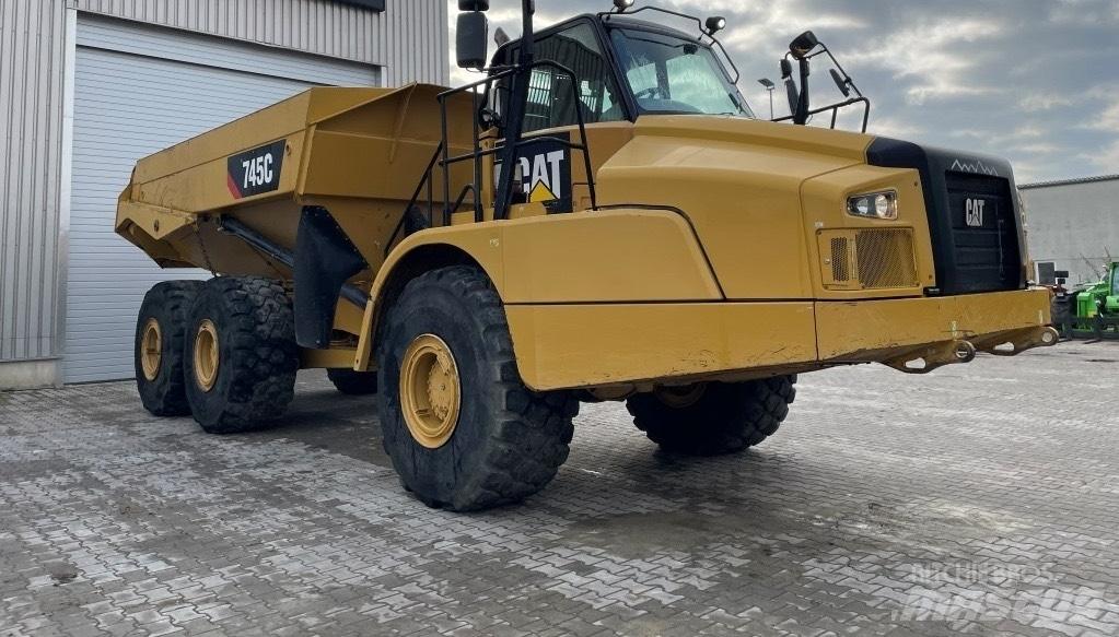 CAT 745 C 鉸接式起吊車