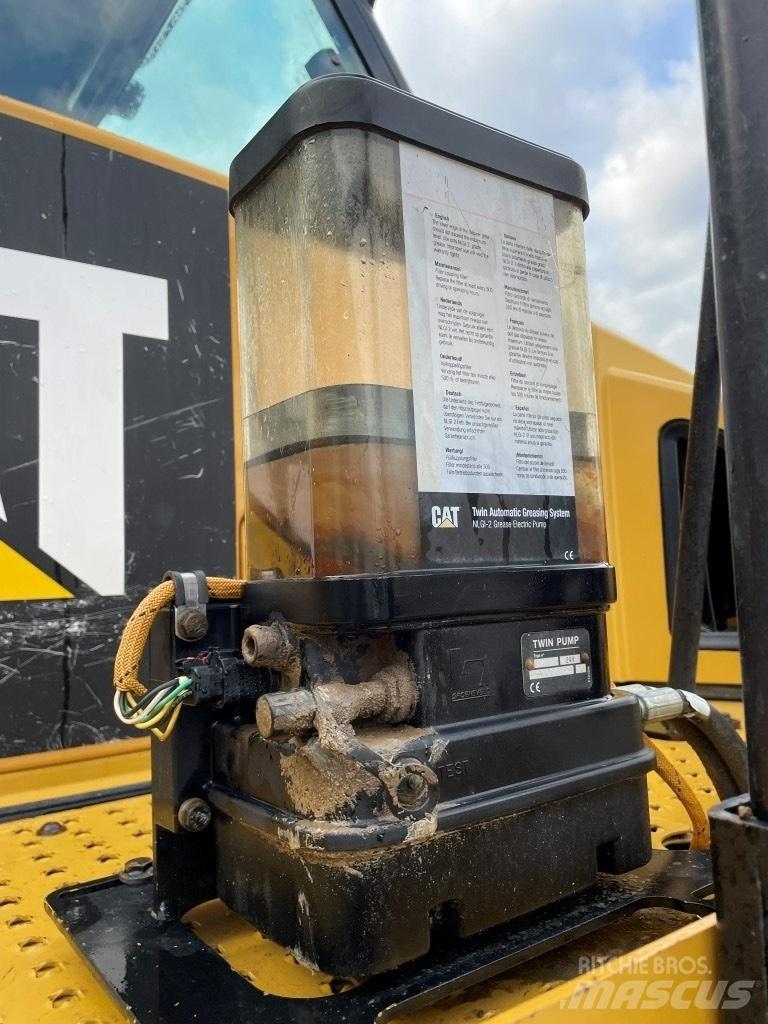 CAT 745 C 鉸接式起吊車