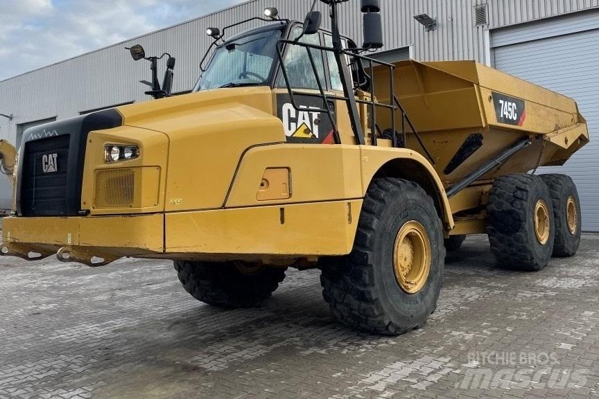 CAT 745 C 鉸接式起吊車